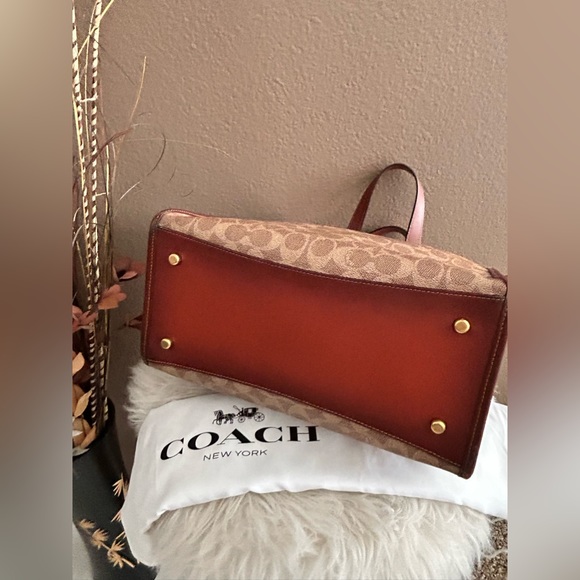 Authentic Coach Tote W/ removable stylish strap & Dust Bag!! - Picture 10 of 13
